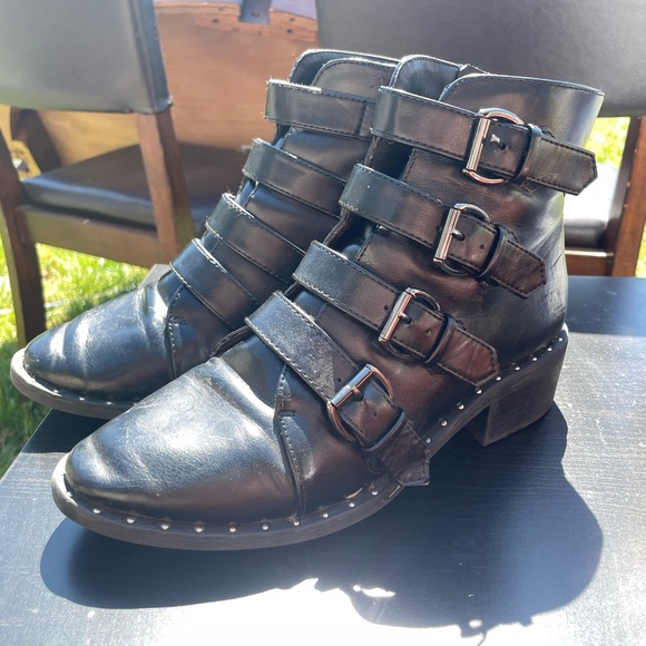 Shoes - Super cute ankle boots